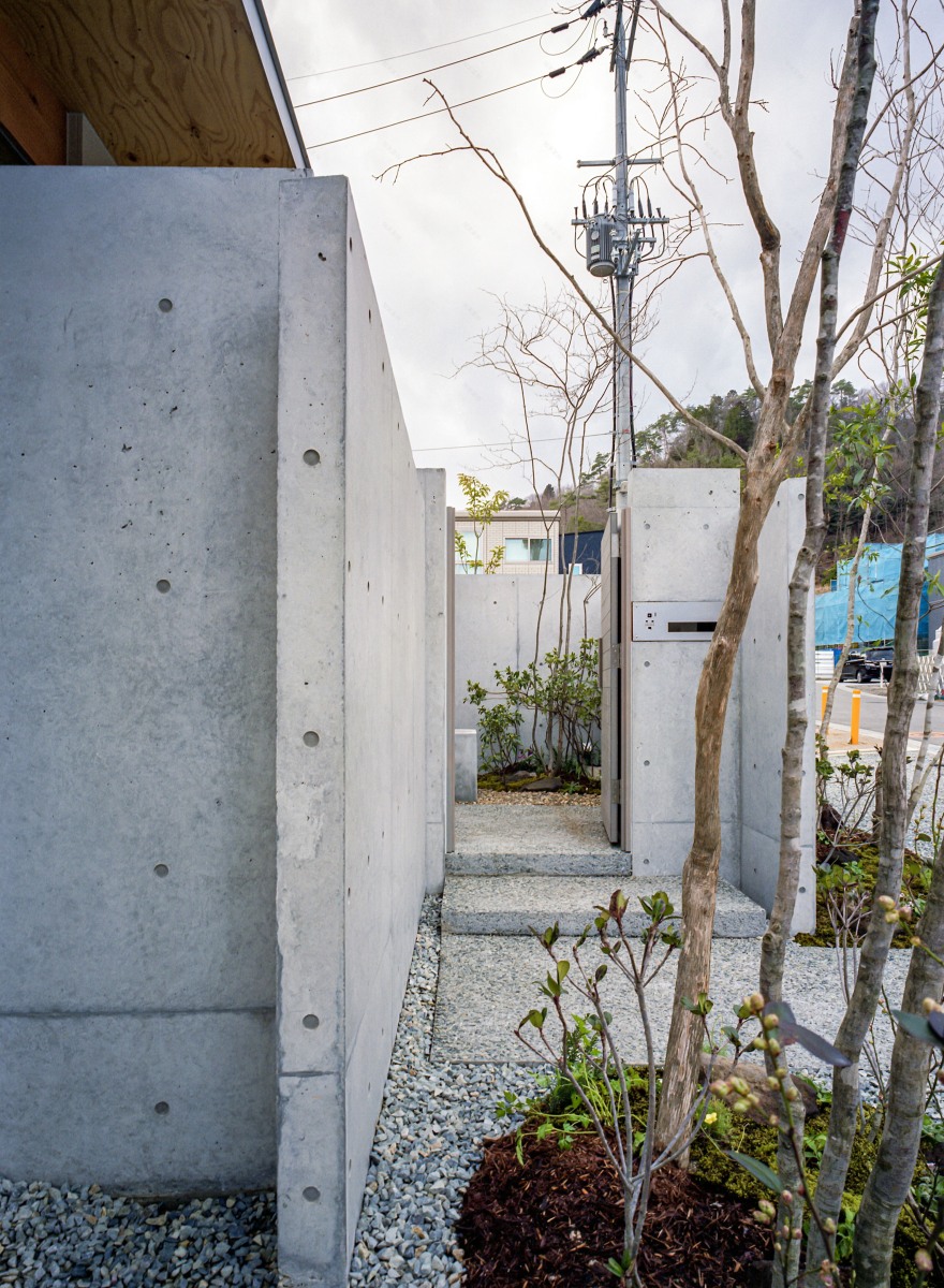 山林间的混凝土迷宫·日本 Minohshinmachi 住宅设计-5