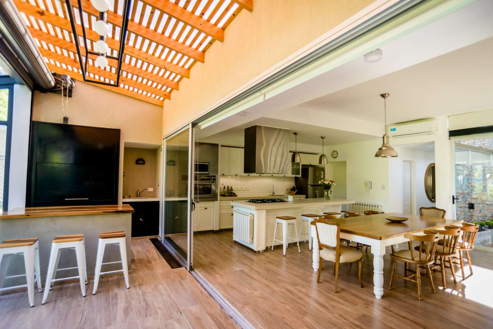 简约之居，功能齐全的家庭聚会空间-19