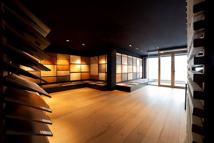 重组木料打造独特地板展厅-16