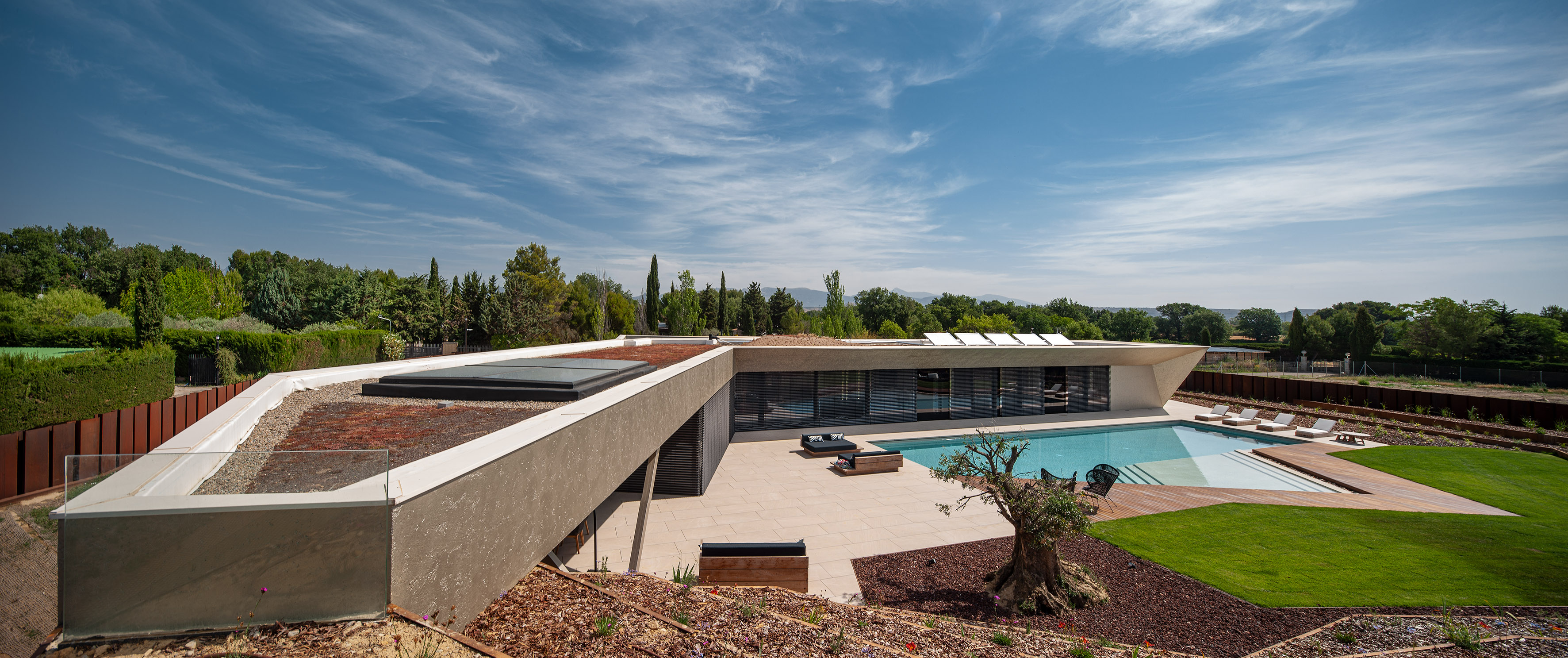 单层别墅融入环境，呈现现代豪华生态设计-12