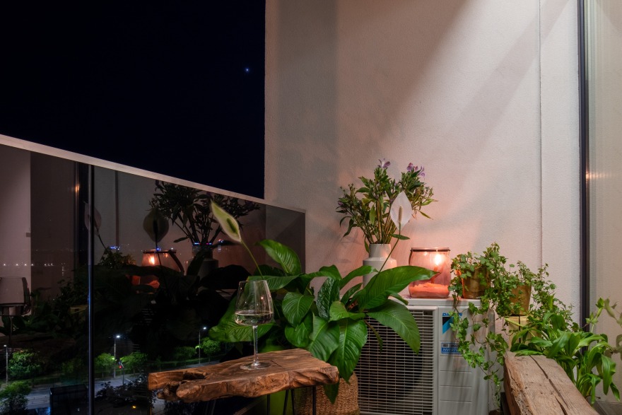 黑白极简公寓,融入自然的粗犷之美-26