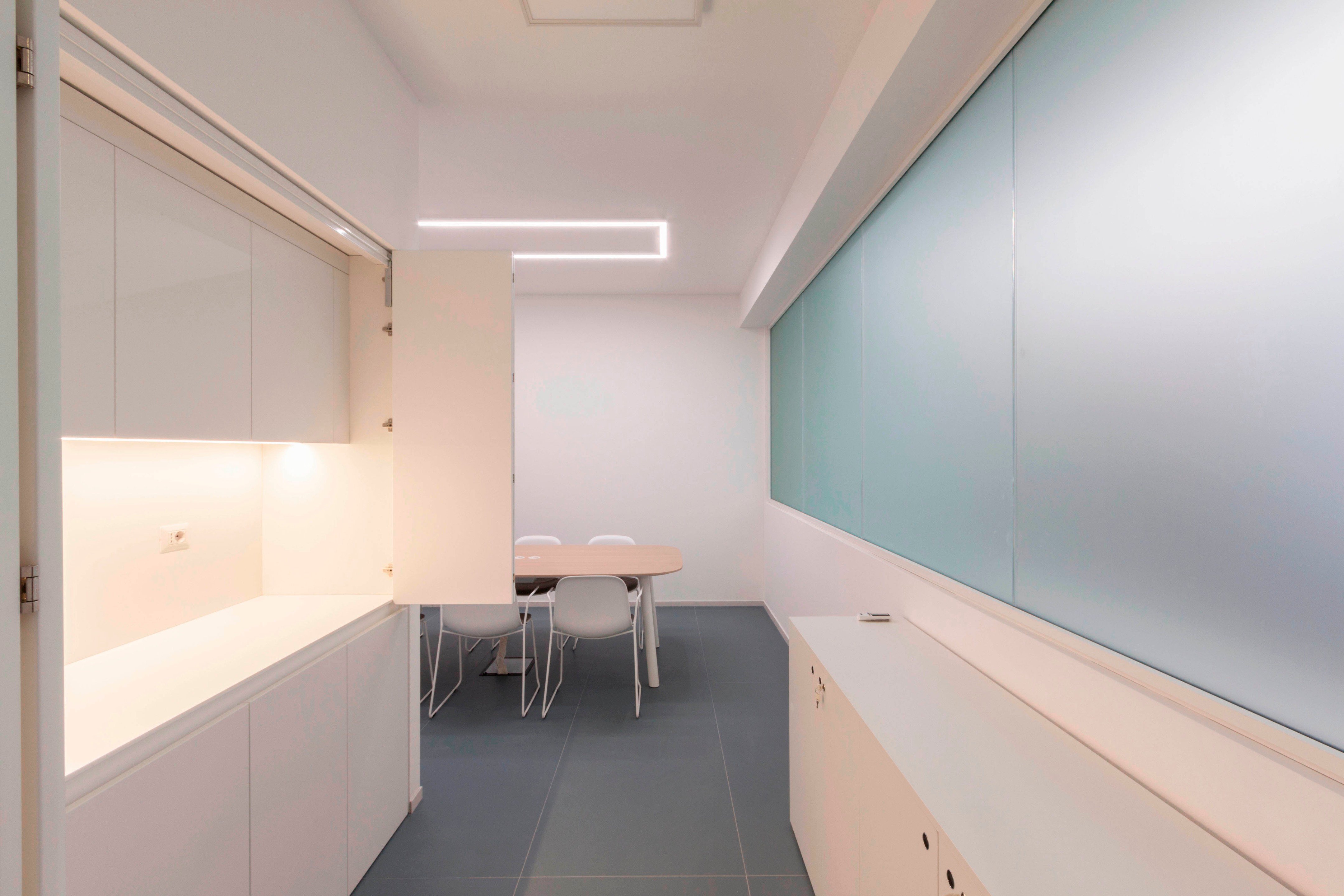 优化空间利用的意大利旅游港口办公室设计-19