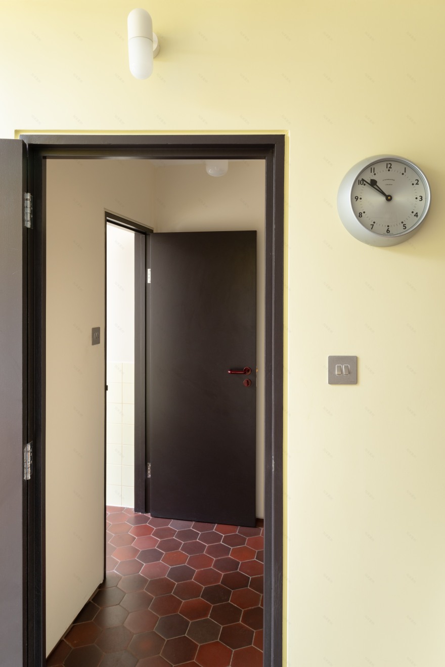 Janus House | 创意十足的圆形与方形窗户设计-11