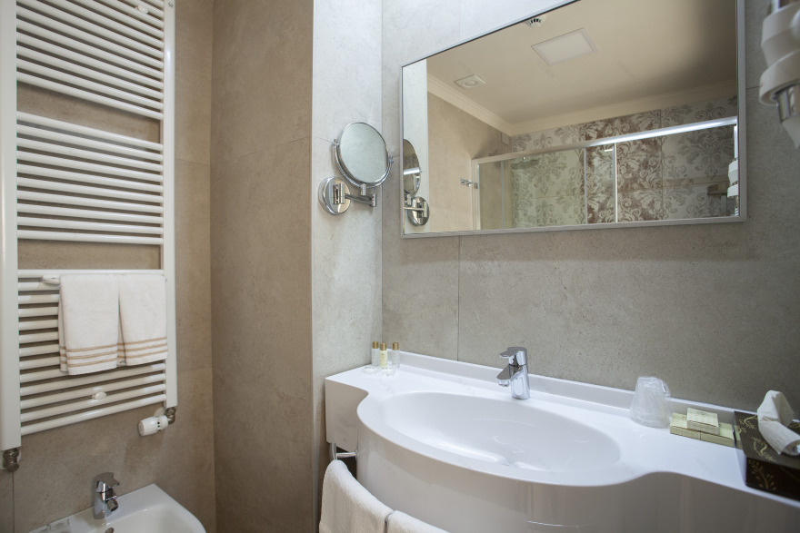 博洛尼亚城市中心,现代与古典交融的 Hotel Cavour 酒店设计-14