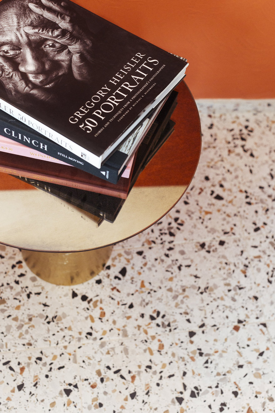 意大利风情传统公寓翻新,铁艺与石材的精致融合-11