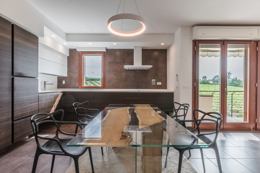 意式公寓顶层翻新,自然光与人工光交融打造温馨生活空间-4