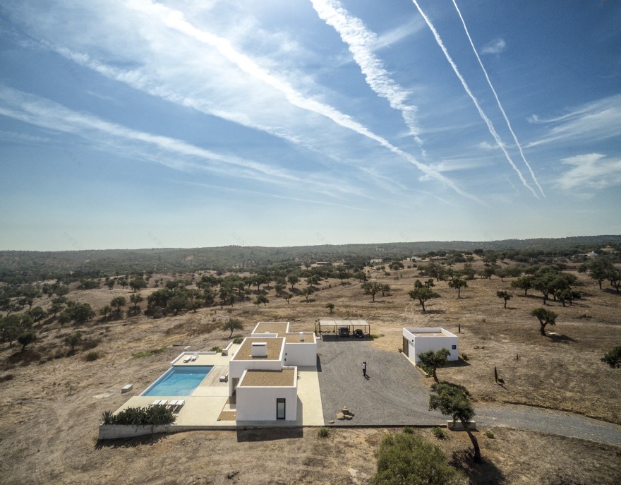 葡萄牙 Grândola 别墅 | 空/满情境创造,多 courtyard 设计-28