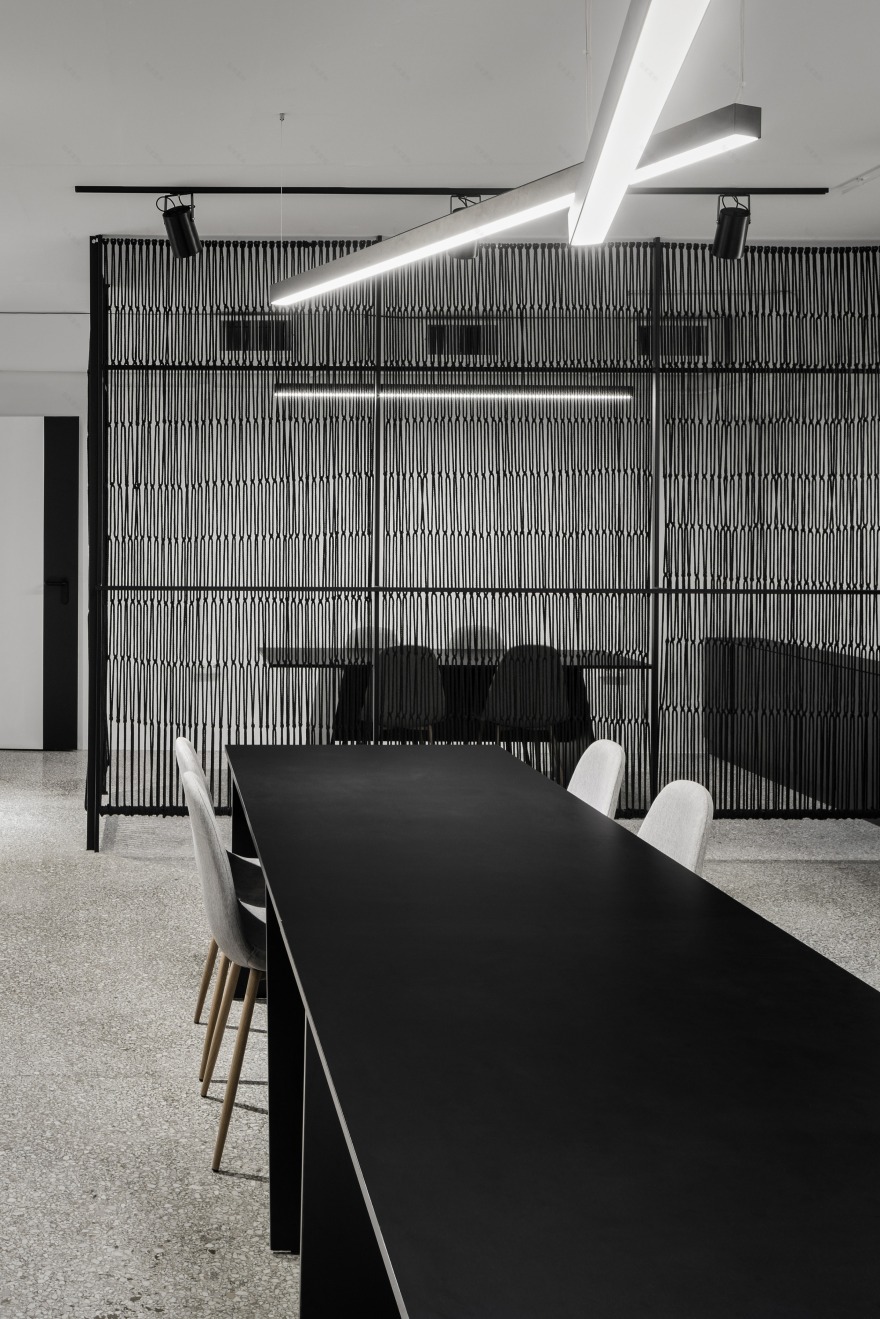 雅典“Artisti Italiani”服装店 | 极简黑白空间的新生-6