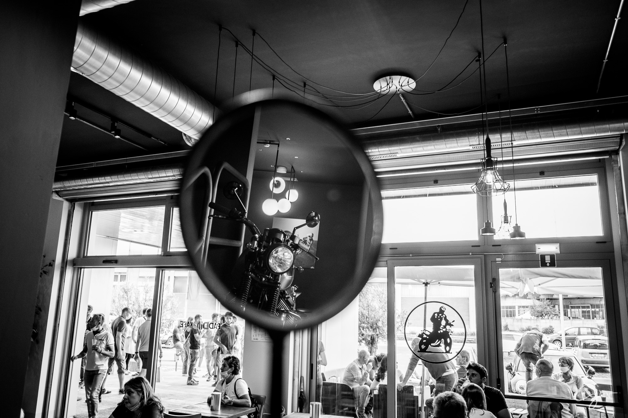 AutoCar & Paddockafe 新颖室内设计,打造一站式汽车装备购物体验-2