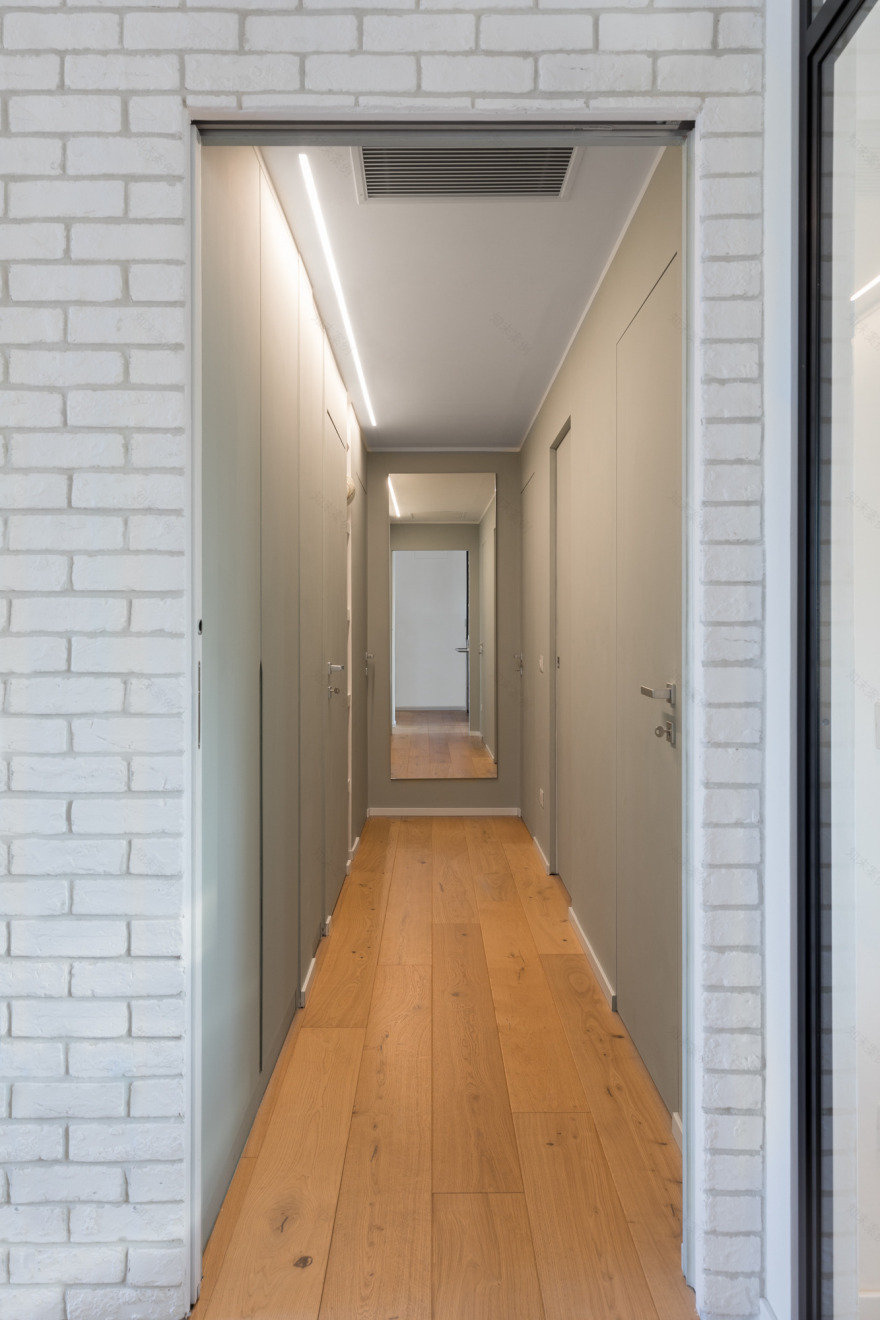 融合极简与装饰艺术的罗马公寓改造-18