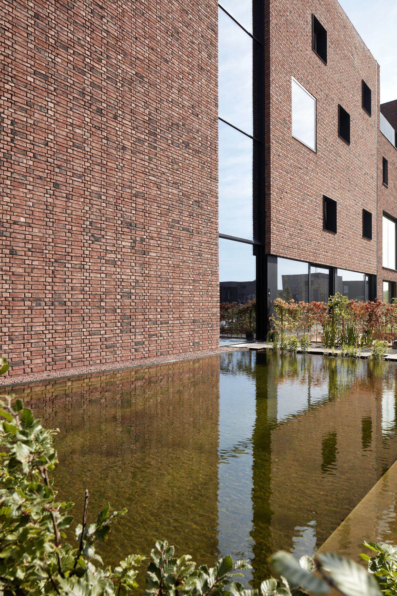 比利时 Tienen 的圆形砖房 | 40 厘米厚 15 米高的夯土墙-40