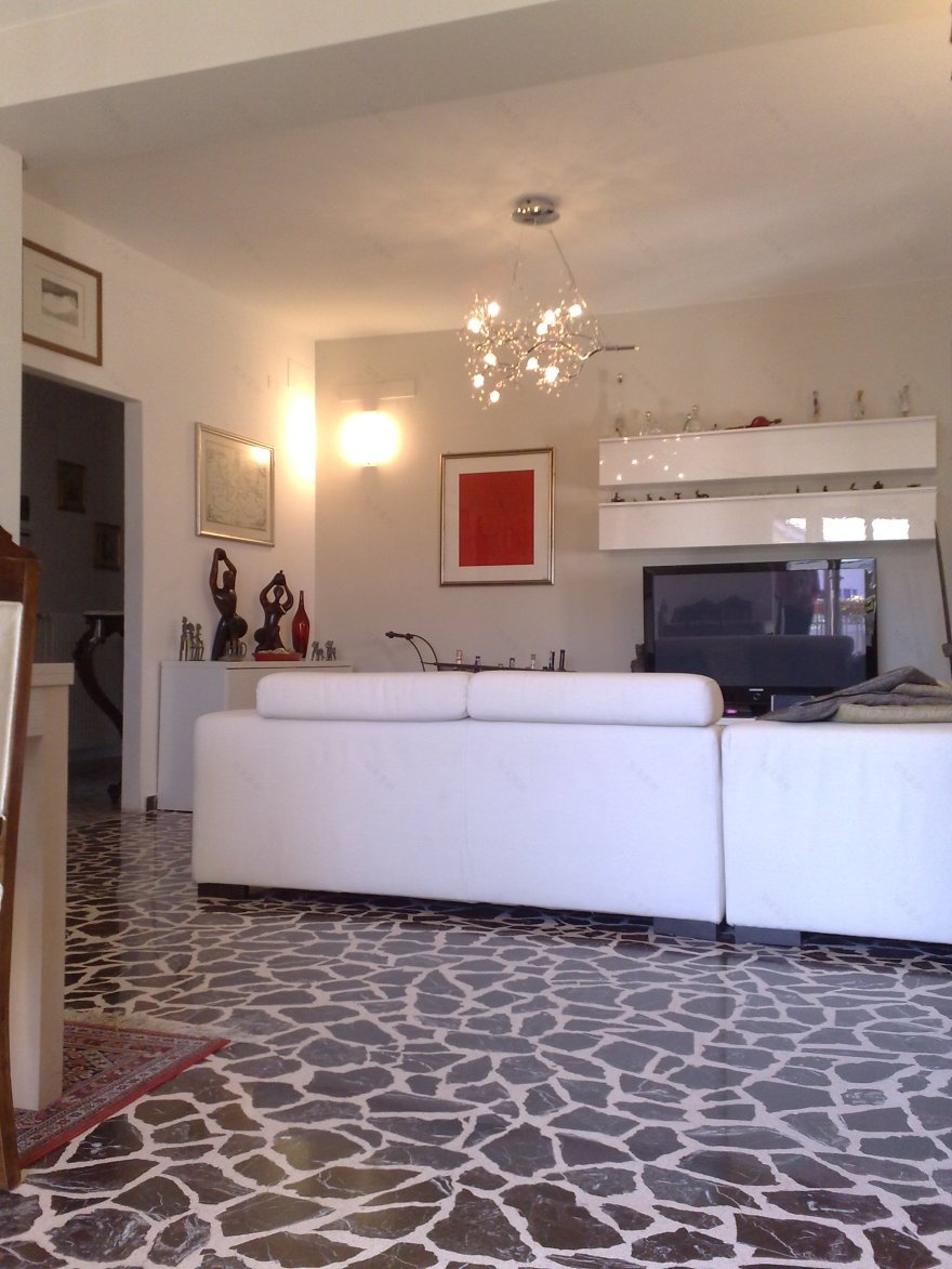 意大利皮萨公寓科技翻新,原木风格打造宜居空间-0