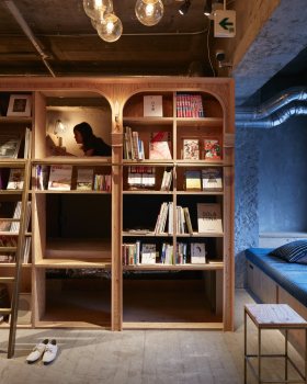 东京 Book and Bed 图书馆旅馆