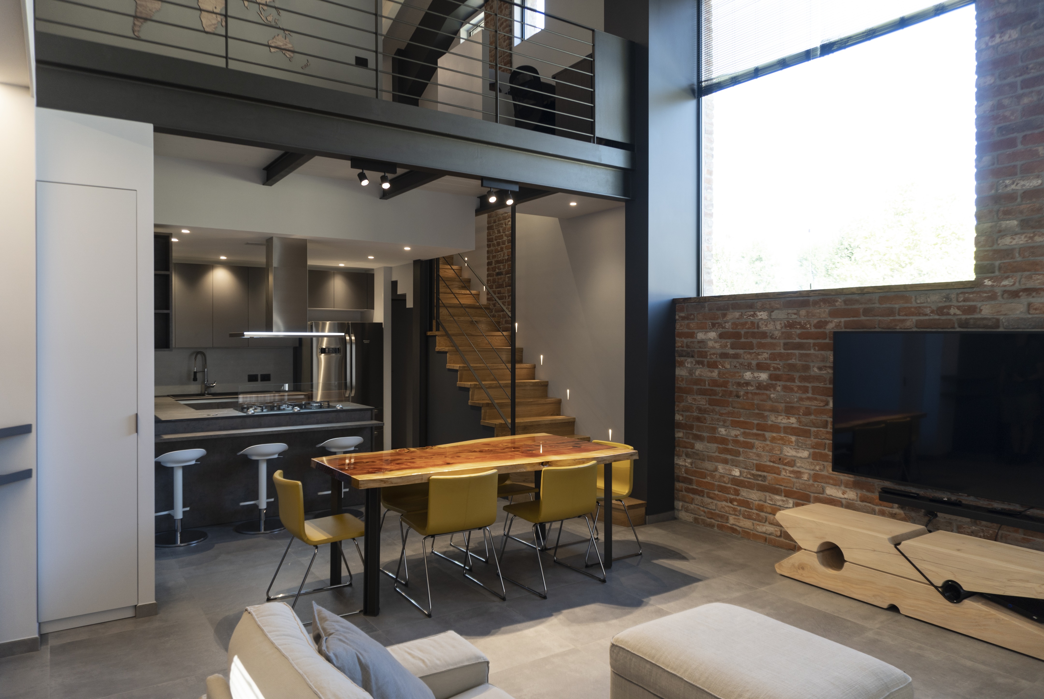 乡村旧屋翻新,金属屏风打造舒适居住环境-0