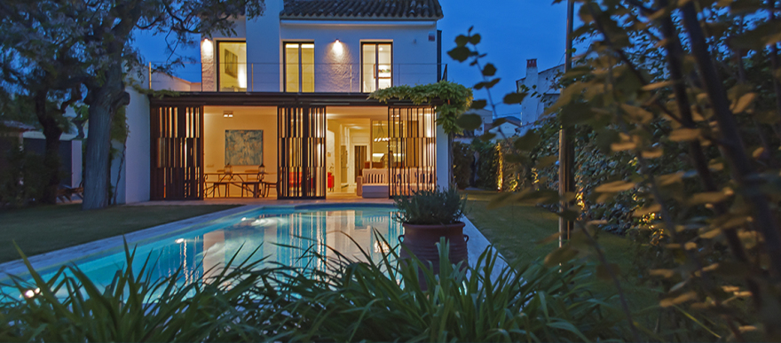 重塑 50 年代传统度假屋,连接室内外生活-0