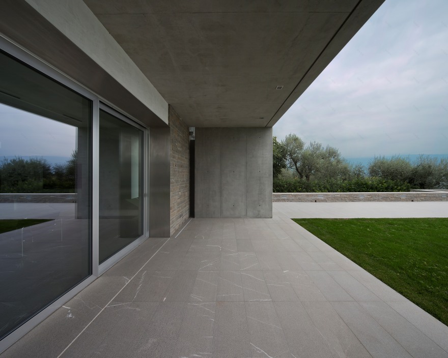 意式湖畔别墅,诠释自然与现代共生设计-4