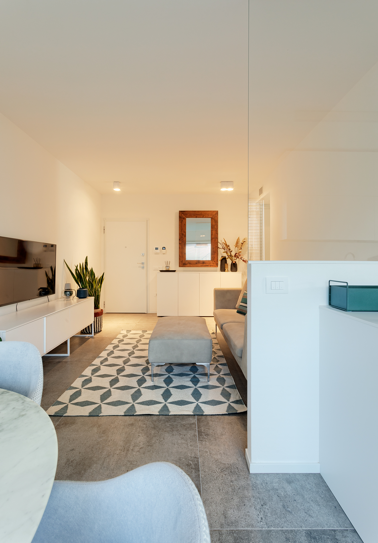 极简白色公寓，自然光线与设计完美融合-29