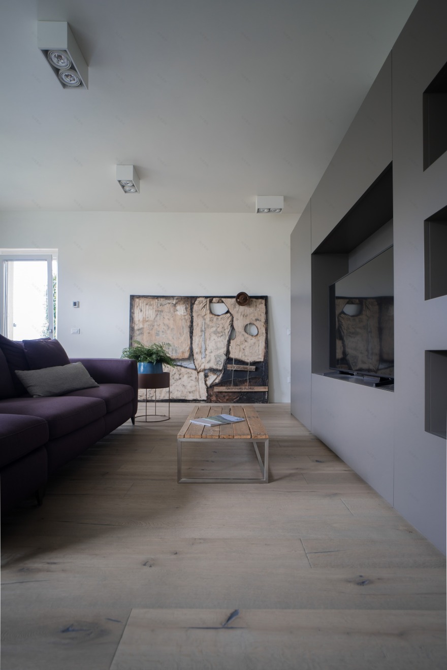 意式湖畔公寓的现代翻新-4