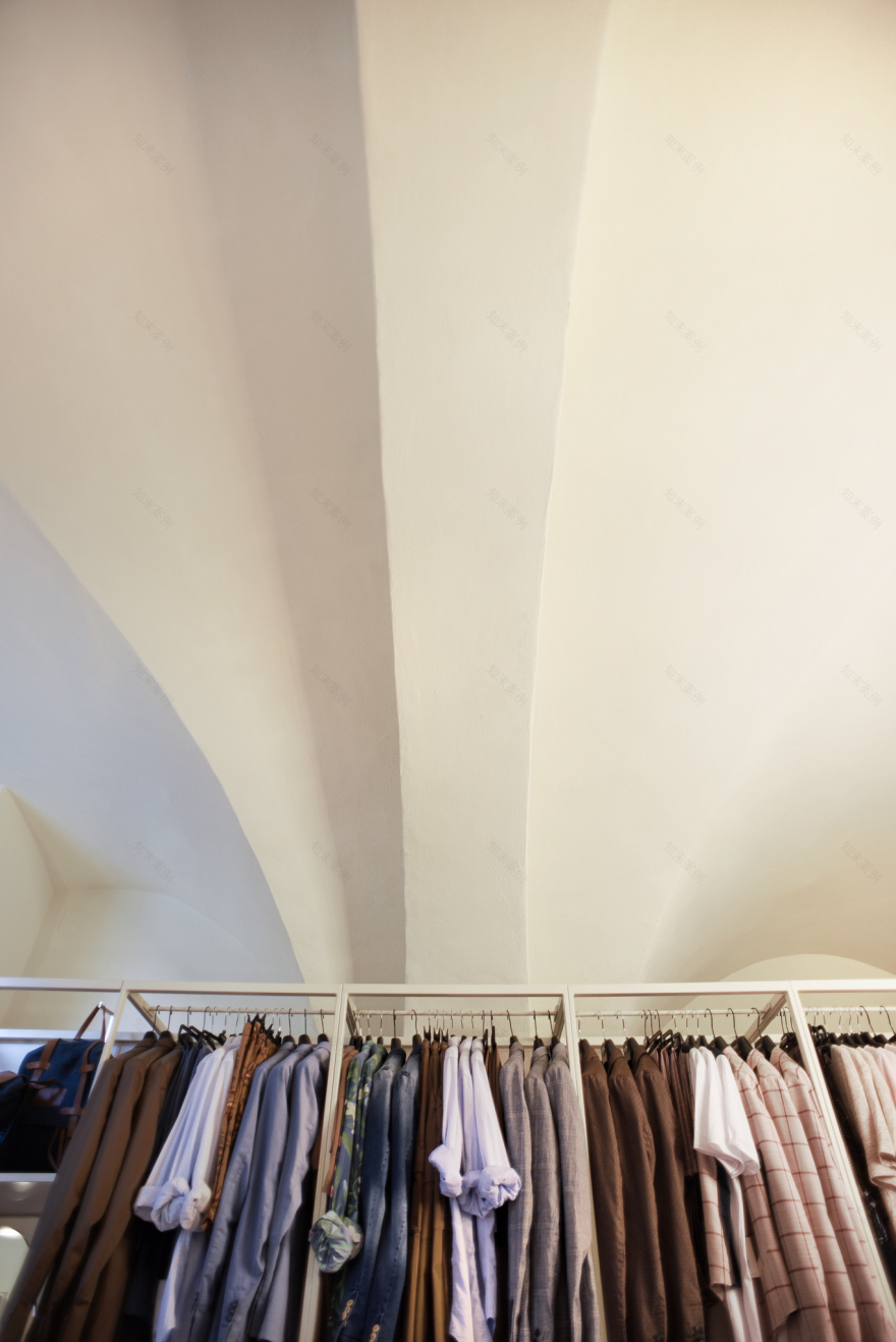 意大利珠宝店变男性时装店,极简设计打造悬浮空间-7