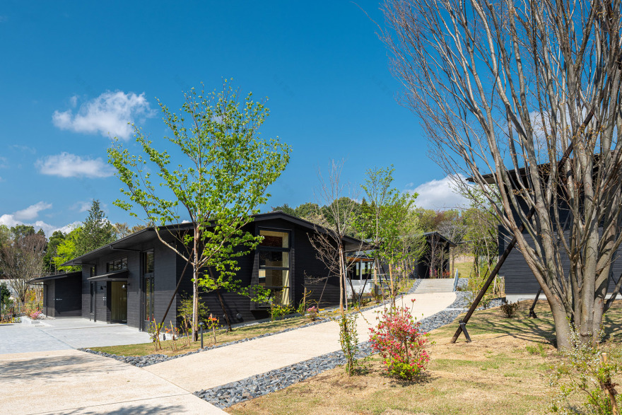 町田药师池公园“四季彩之森”游客中心,日本/运用村落般的建筑形式营造愉悦步行体验-16