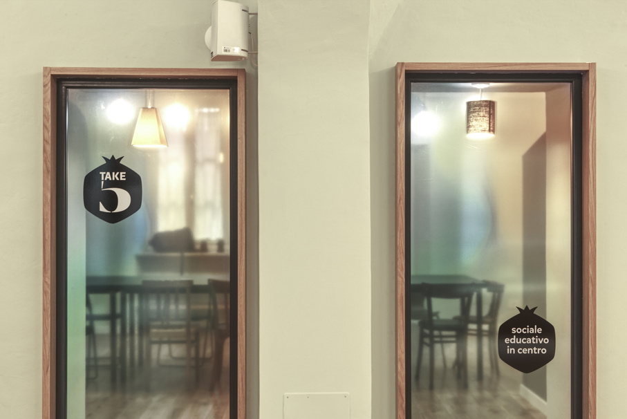 历史建筑中的现代转型 | 温暖木质的多功能空间-4