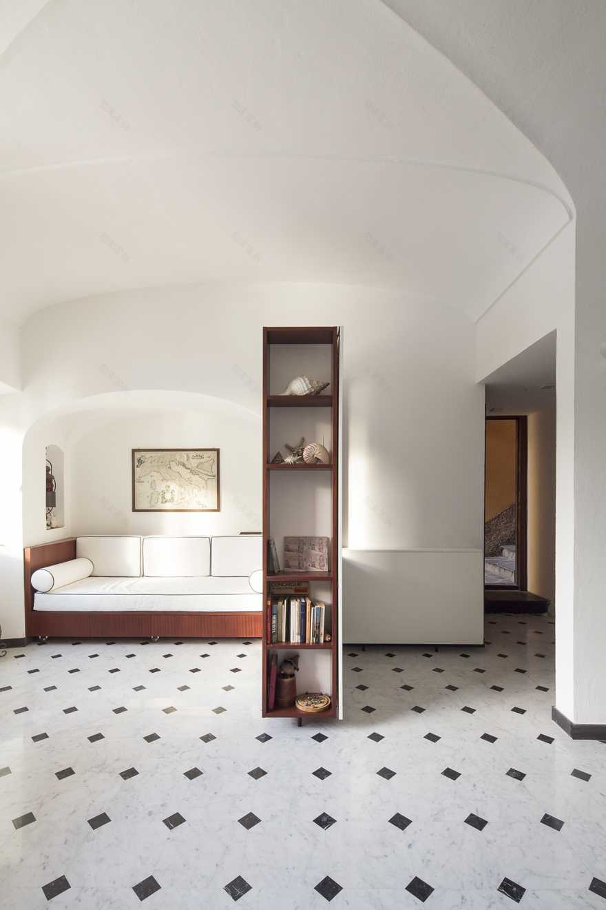 意大利公寓 Casa GAS 以木质隐匿面板打造多功能空间-3