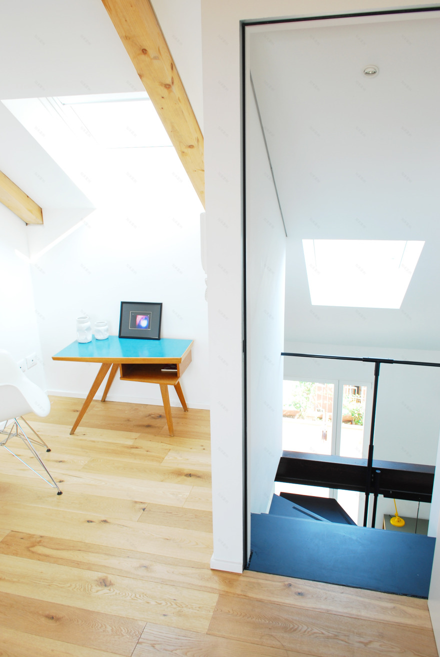 都灵多元文化区三层复式公寓 | 金属折叠楼梯营造双高空间-8