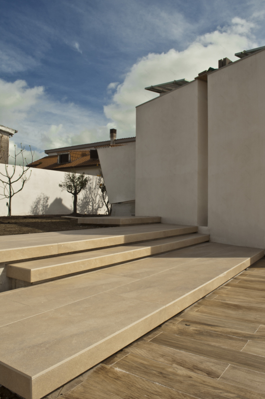 融合内外空间的白色纯净住宅-5