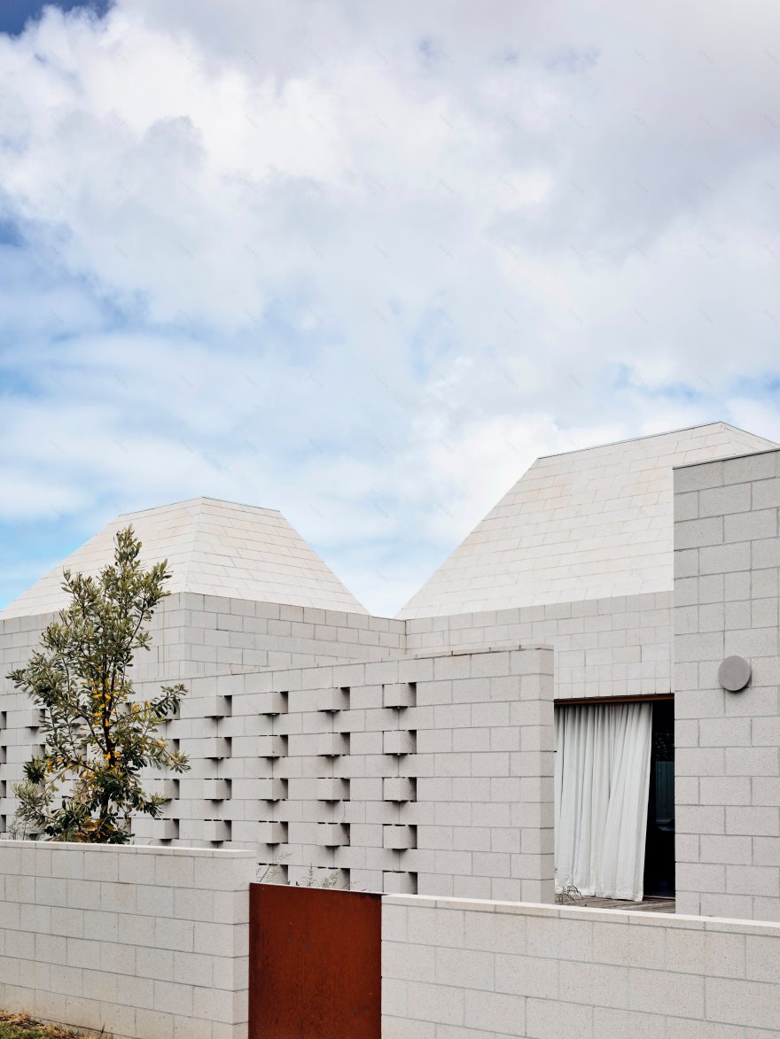 混凝土金字塔下的海滩别墅设计-45