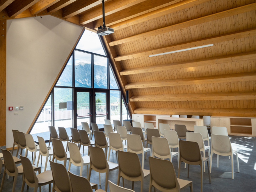 震后重生 · 意大利多功能中心融入山景-12