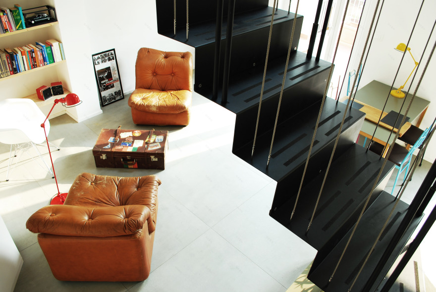 都灵多元文化区三层复式公寓 | 金属折叠楼梯营造双高空间-2