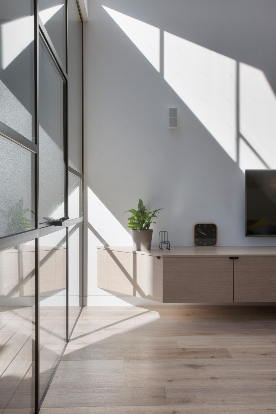 墨尔本城市别墅翻新,开放式布局与后院相连-12