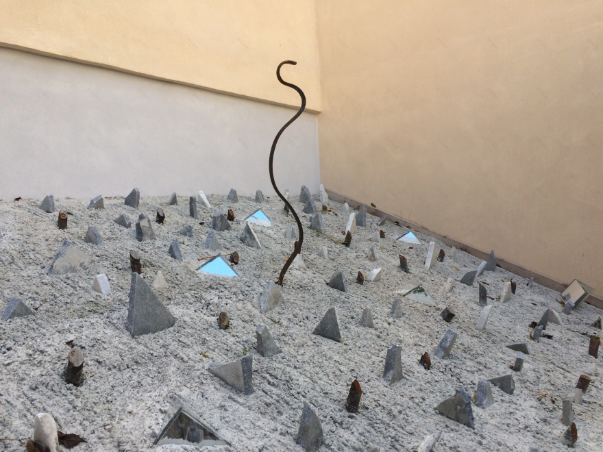 历史与现代交融的“第十三受害者广场”建筑改造-5