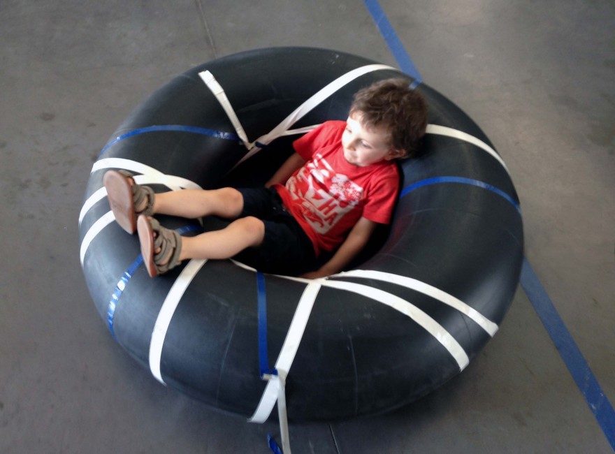 塑胶薄膜包装的临时展览空间-6