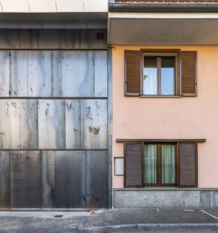 繁忙街道旁的"Masa House"现代别墅-7