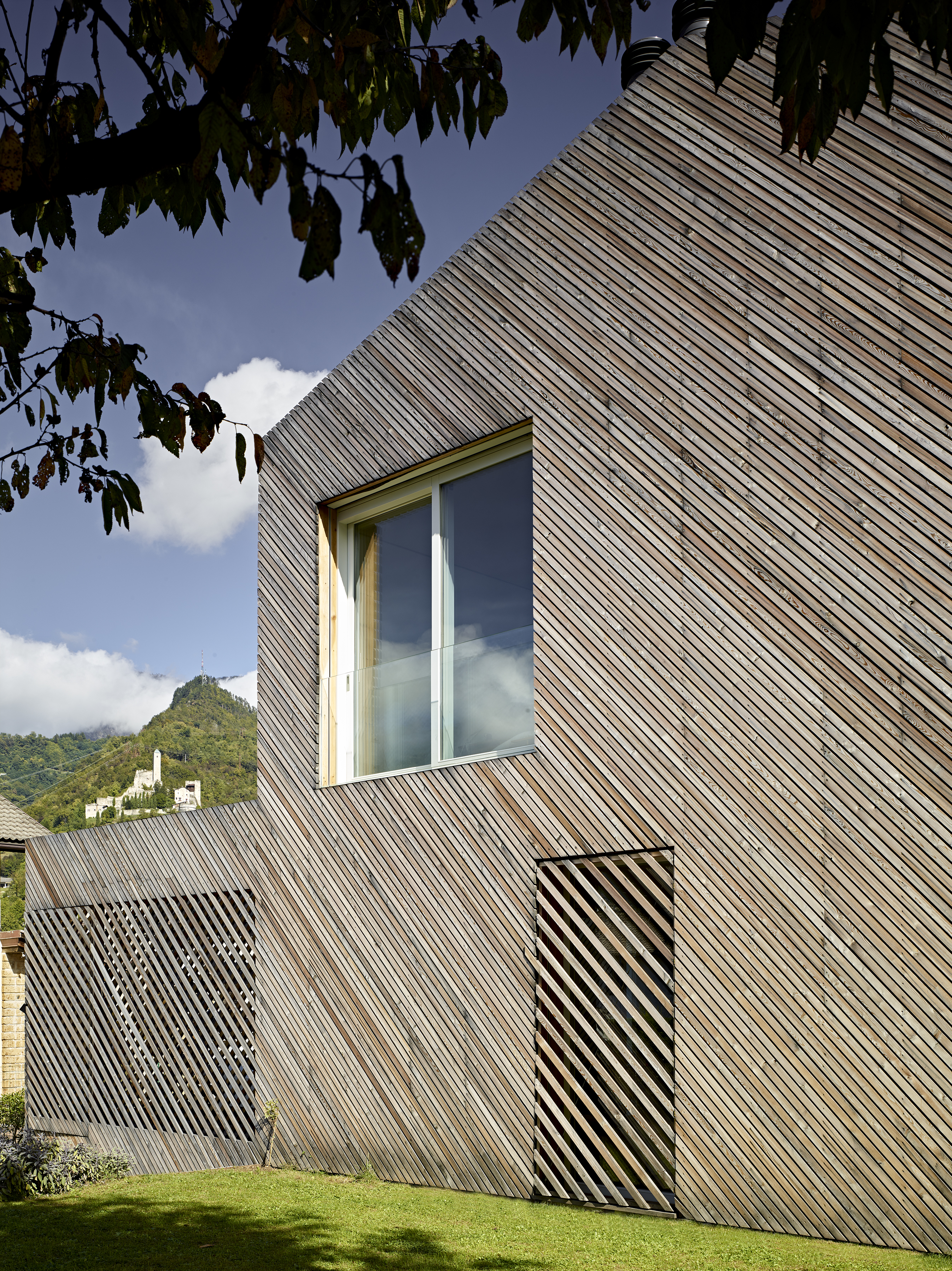 绿色环保的 FG 家庭别墅,融入自然的设计-7