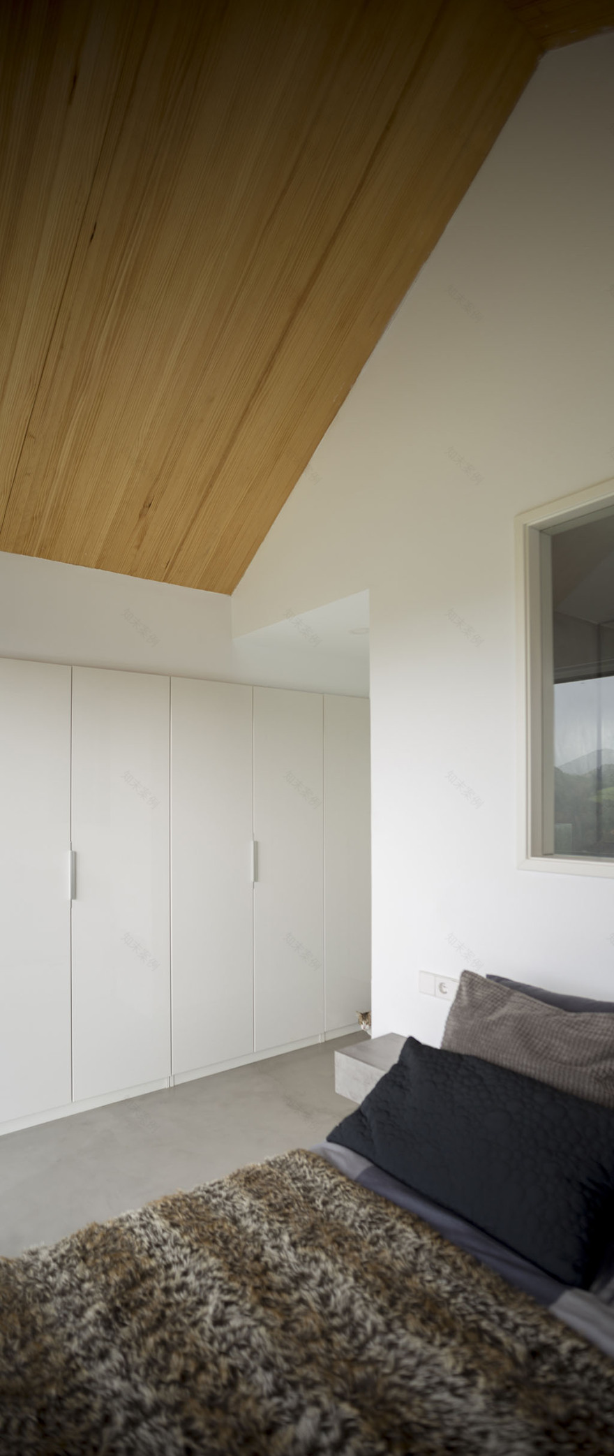 西班牙 Zumaia 山谷中的倾斜别墅-17