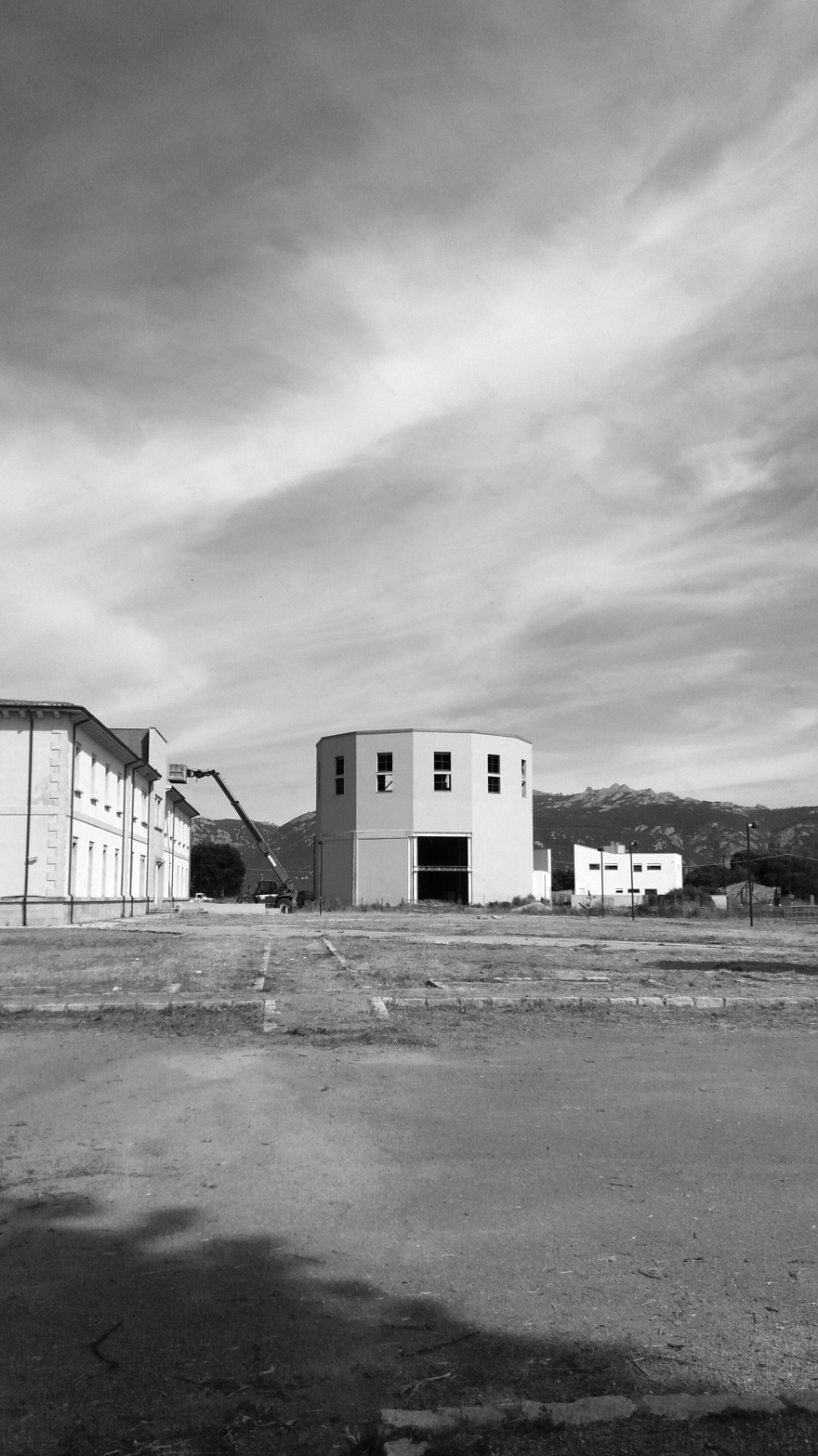 废弃军事区的新生 | 教堂与广场的和谐共生-0