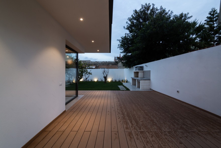 三层楼的灵活布局与光影调控-10