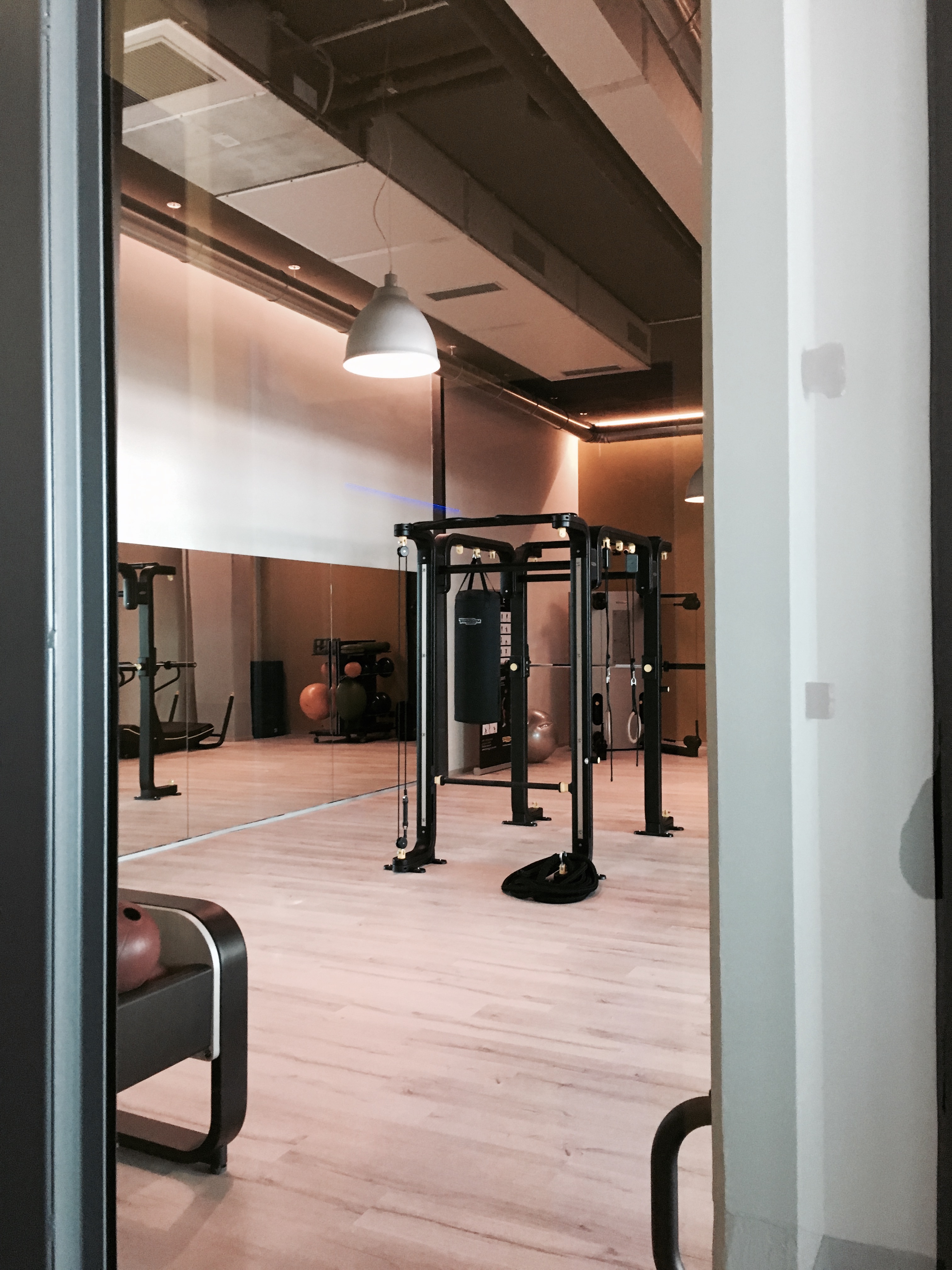 Olivetti 旧厂房改造,工业风 Spa、健身房和餐厅焕发新生-11