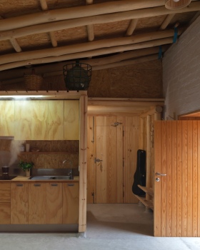 融入自然的"Doñana 小屋" | 经济实用与情感连接的共生之作