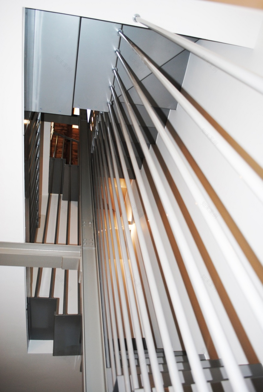 2019 年独立三层大宅 | 金属折叠楼梯的光影魅力-8