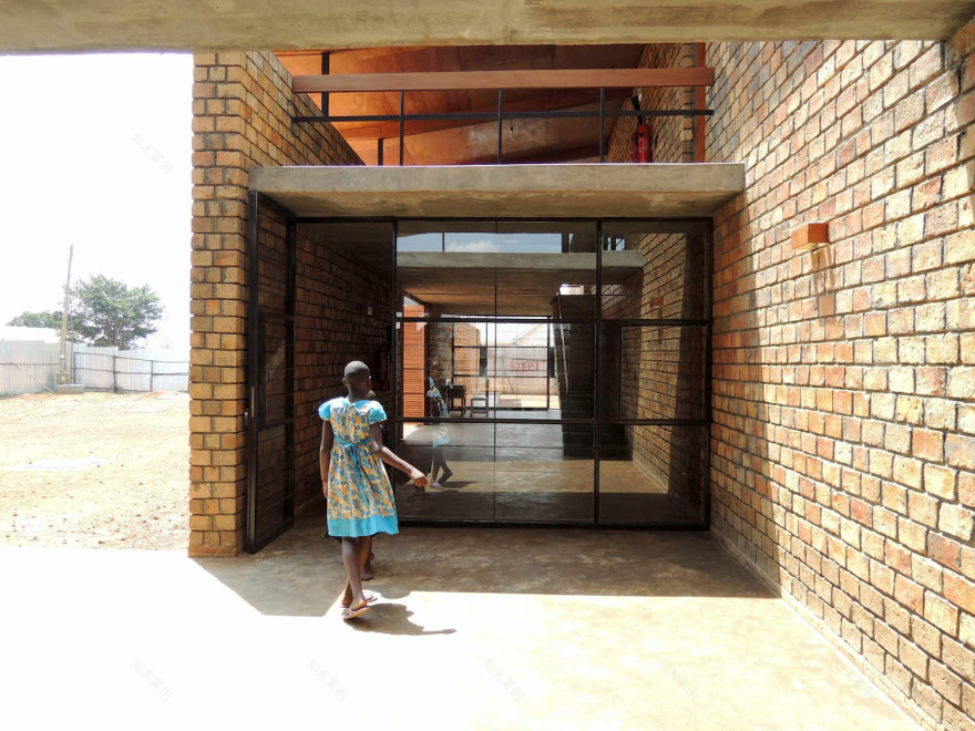 AU学生宿舍(日本建筑学会新人奖),乌干达/东西向墙体提供阴凉,南北侧开口引入光线与风-19