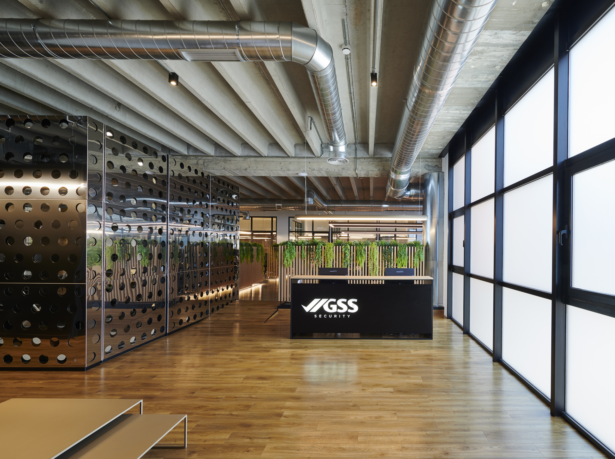 工业风办公室设计 | 金属、植物与木头的和谐-4