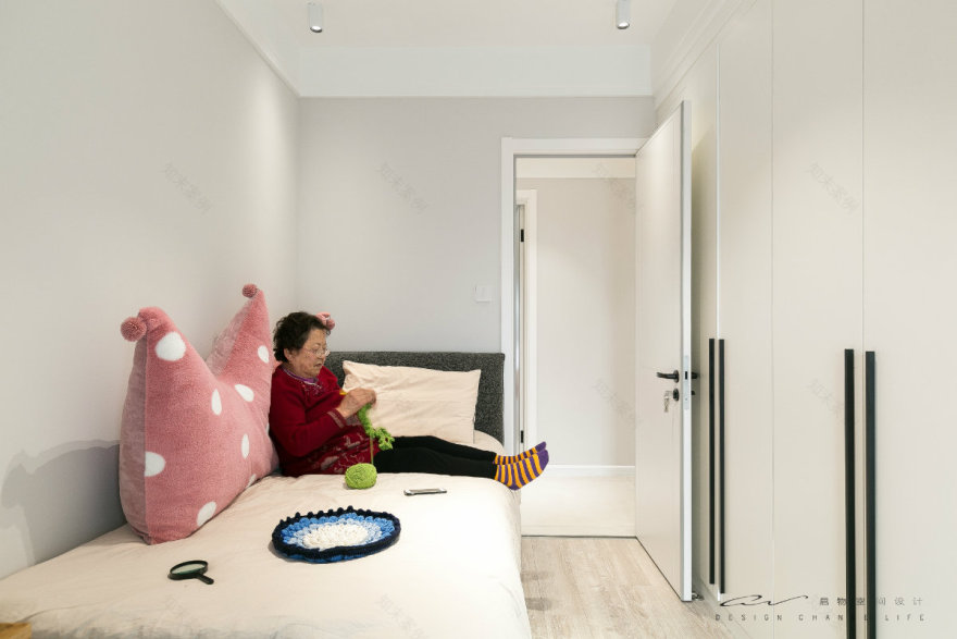 双主卧 90 平空间设计,木色电视墙与仿生植物的完美融合-24