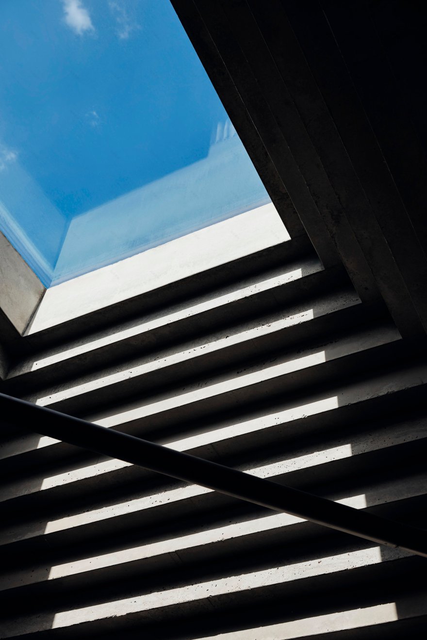 混凝土金字塔下的海滩别墅设计-56