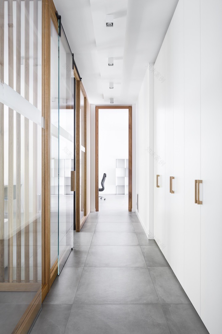 定制实木与玻璃结合,打造优雅办公空间-9