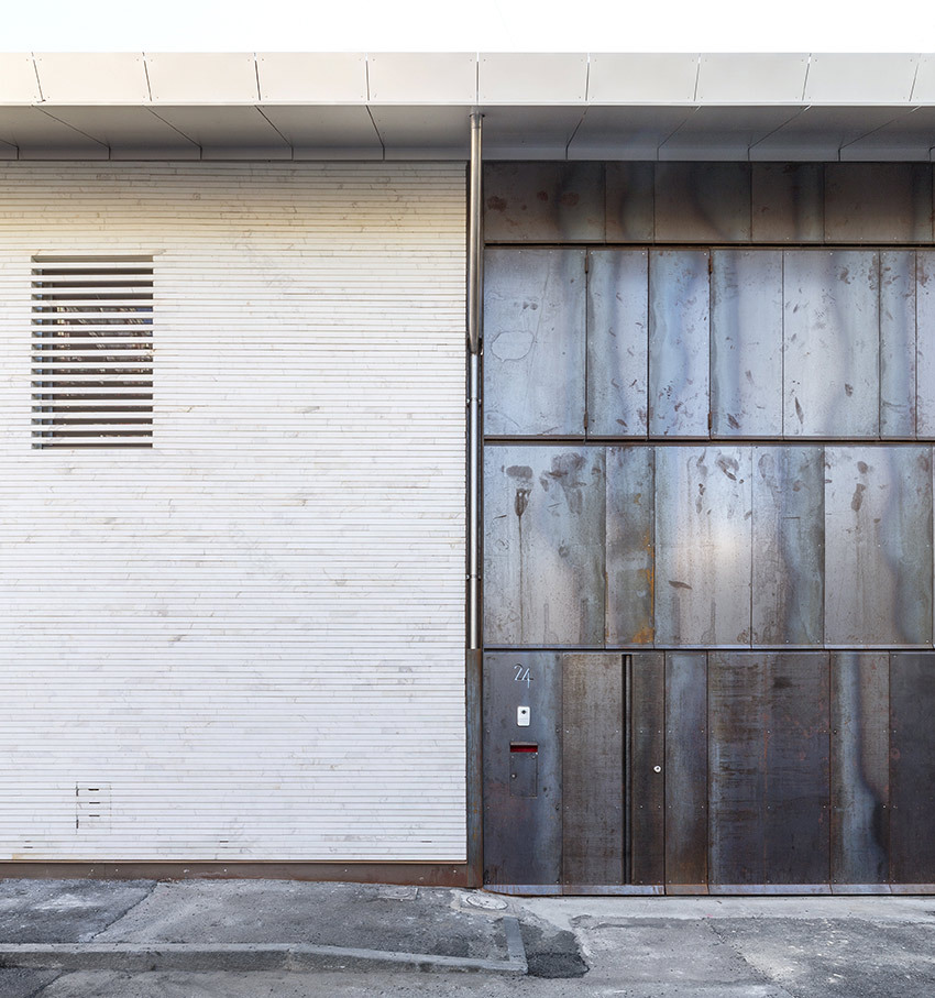 繁忙街道旁的"Masa House"现代别墅-4