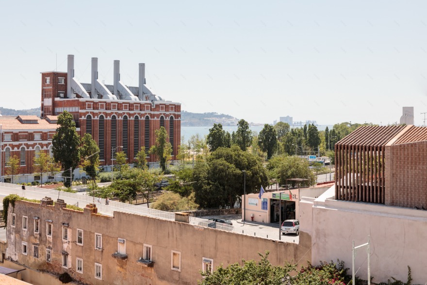 葡萄牙里斯本 Altinho 别墅,融合住宅与仓库特色的现代设计-20