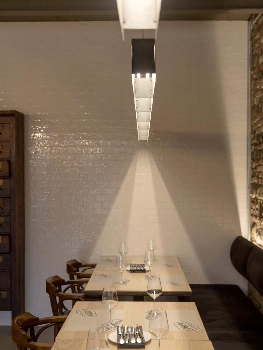 乡村铁器店变身优雅餐厅,传统工艺与美食的完美融合-9